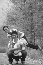年末“亮点”穿着南京工作服拍结婚照